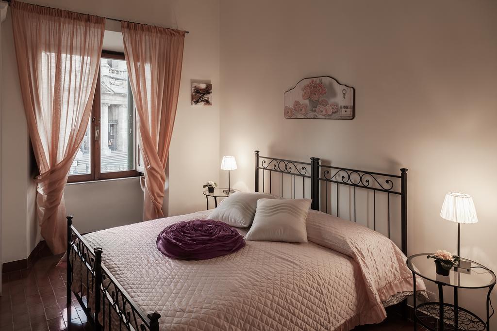 Glam Sm Maggiore Guest House Рим Екстер'єр фото